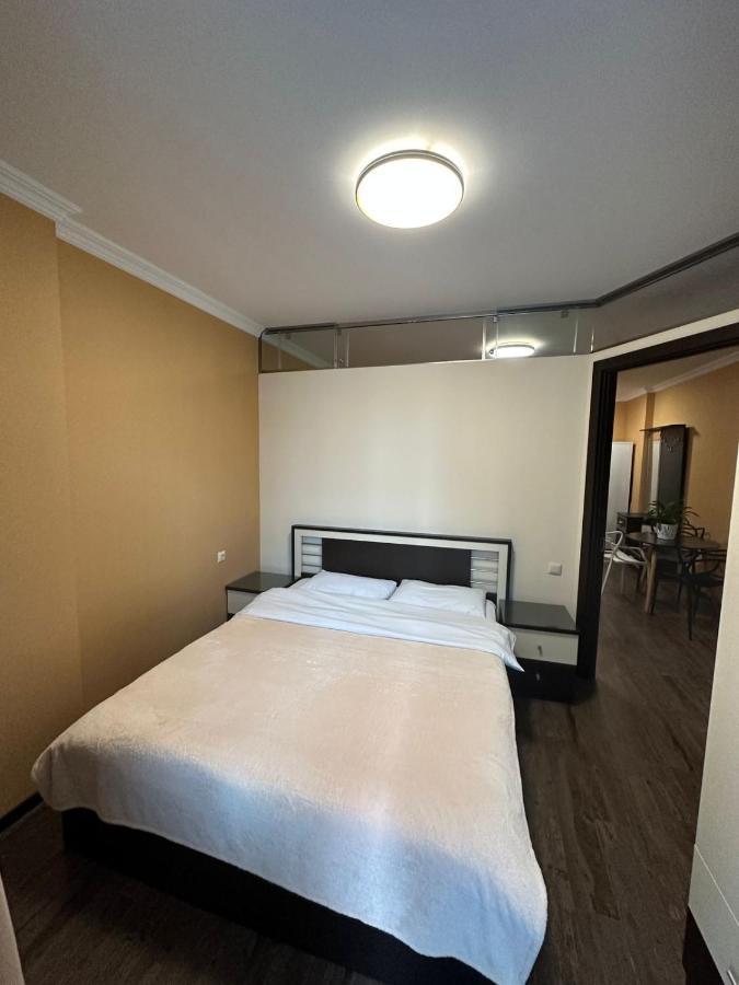 Pirosmani Mini Hotel บาทูมิ ภายนอก รูปภาพ