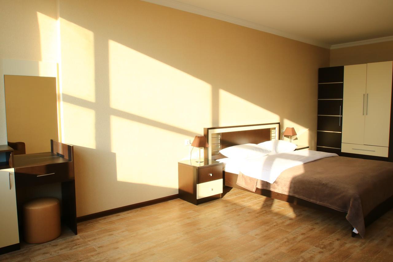 Pirosmani Mini Hotel บาทูมิ ภายนอก รูปภาพ