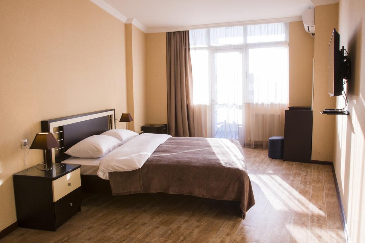 Pirosmani Mini Hotel บาทูมิ ภายนอก รูปภาพ