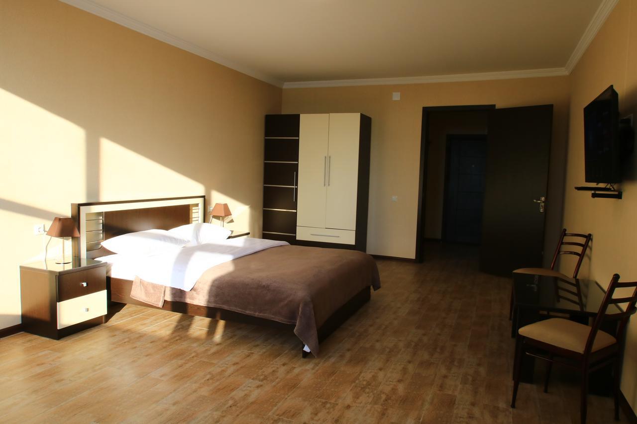 Pirosmani Mini Hotel บาทูมิ ภายนอก รูปภาพ