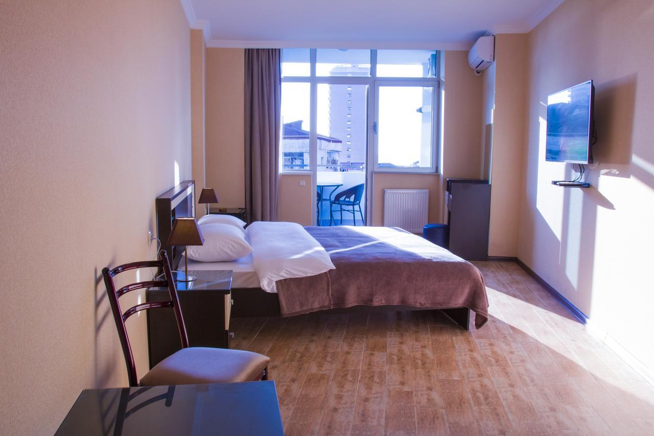 Pirosmani Mini Hotel บาทูมิ ภายนอก รูปภาพ