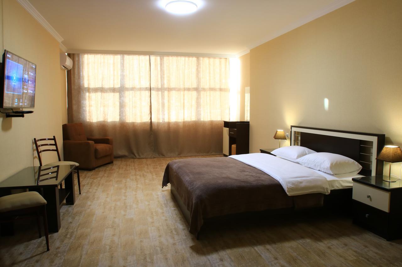 Pirosmani Mini Hotel บาทูมิ ภายนอก รูปภาพ